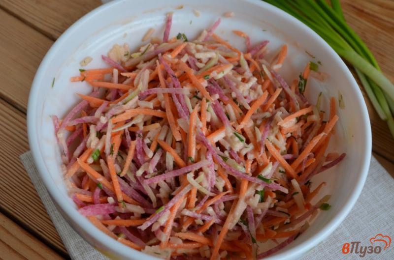 Фото приготовление рецепта: Салат с зеленой редькой и морковью шаг №6