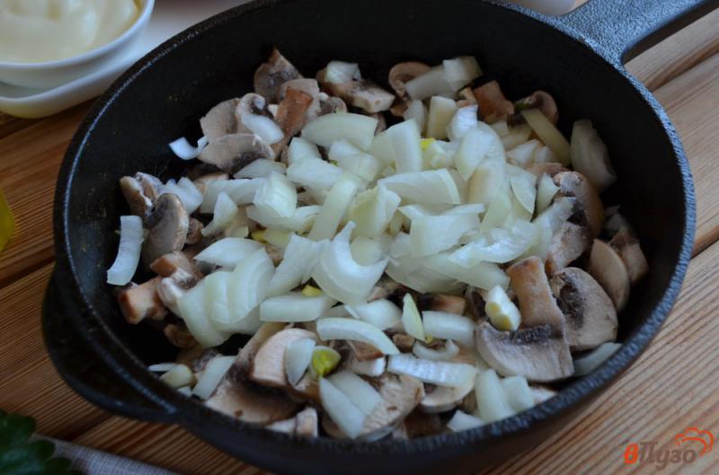 Фото приготовление рецепта: Сардельки, фаршированные сыром и грибами шаг №2
