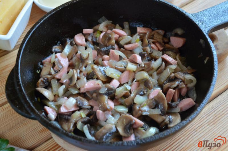 Фото приготовление рецепта: Сардельки, фаршированные сыром и грибами шаг №4