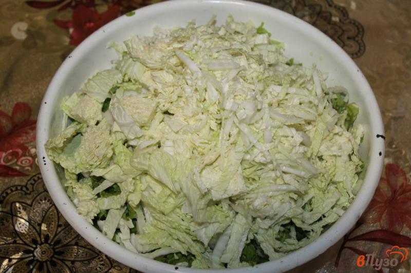 Фото приготовление рецепта: Салат из пекинской капусты с овощами, оливками и сыром шаг №3
