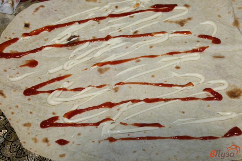 Фото приготовление рецепта: Лаваш с сыром помидорами и красным луком на мангале шаг №1