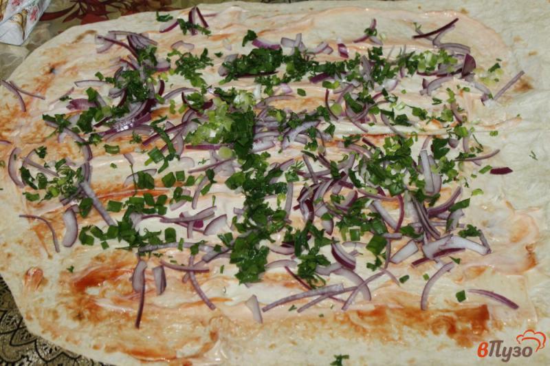 Фото приготовление рецепта: Лаваш с сыром помидорами и красным луком на мангале шаг №3