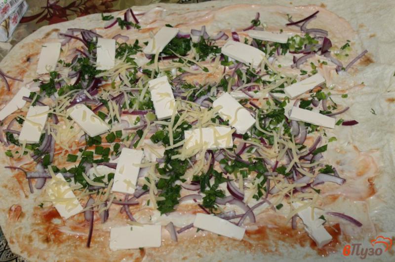 Фото приготовление рецепта: Лаваш с сыром помидорами и красным луком на мангале шаг №4