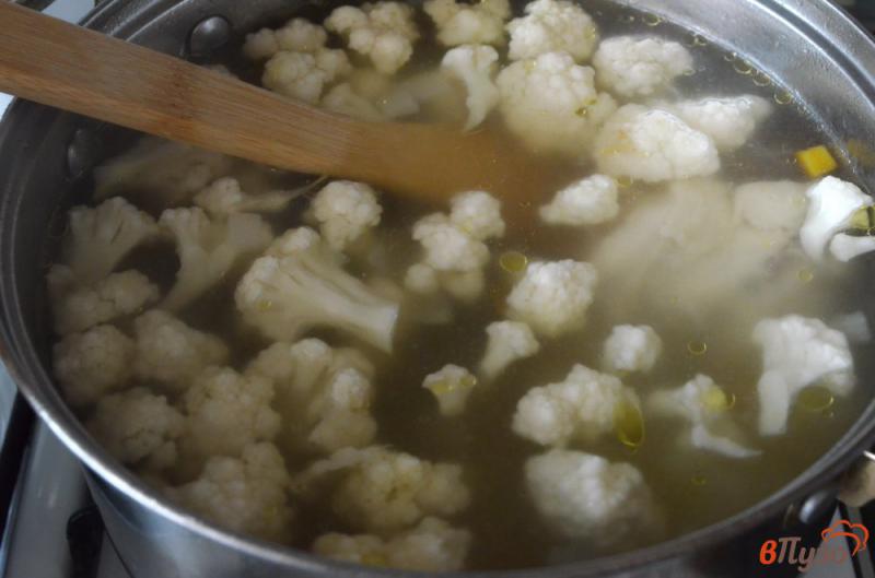 Фото приготовление рецепта: Суп из цветной капусты на мясном бульоне шаг №3