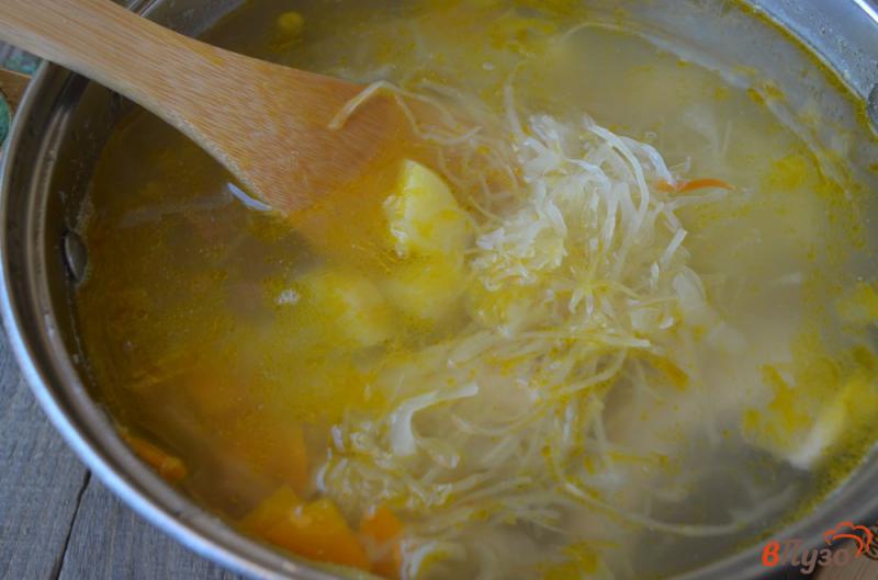 Фото приготовление рецепта: Суп с квашеной капустой и курицей шаг №4