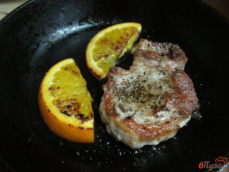 Фото приготовление рецепта: Свинина с апельсином шаг №4