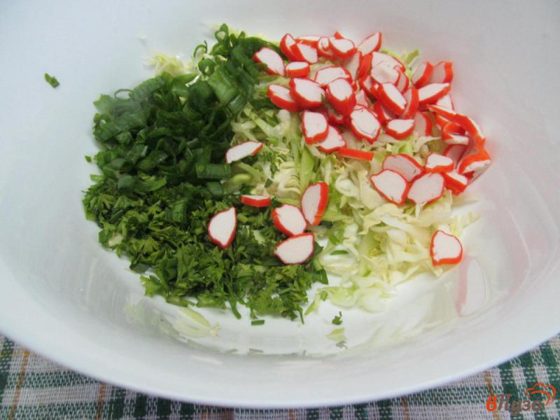 Фото приготовление рецепта: Салат из молодой капусты с крабовыми палочками шаг №3