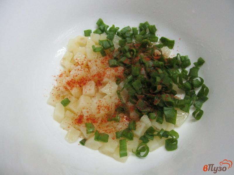 Фото приготовление рецепта: Картофельный салат с сельдью и каперсами шаг №2