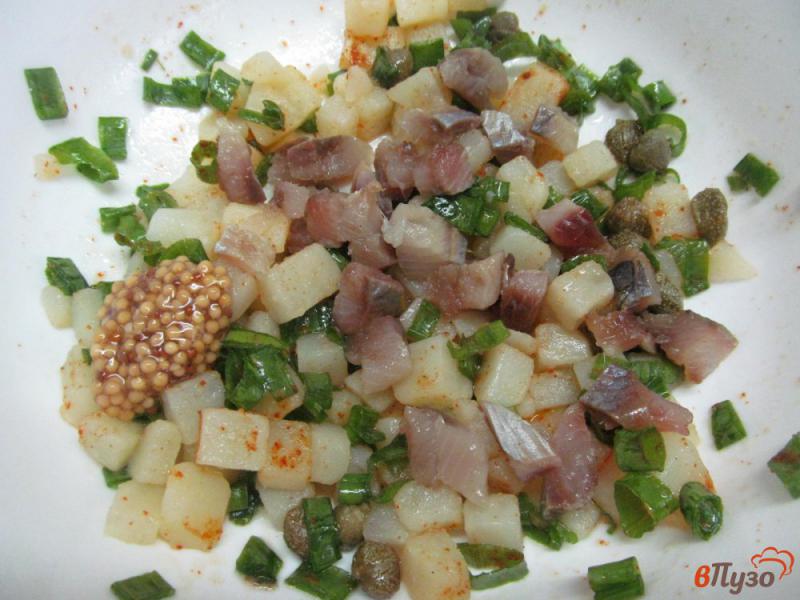 Фото приготовление рецепта: Картофельный салат с сельдью и каперсами шаг №5