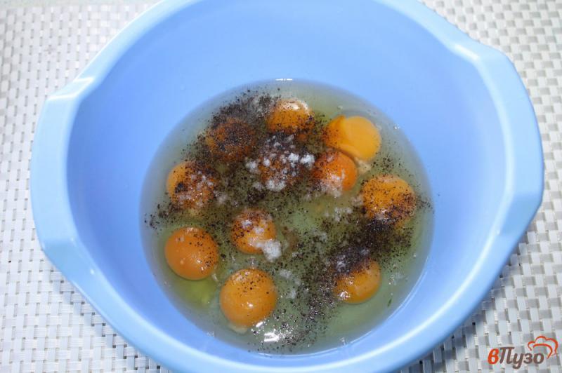 Фото приготовление рецепта: Семейный омлет с кабачком, шпинатом  и сыром шаг №4