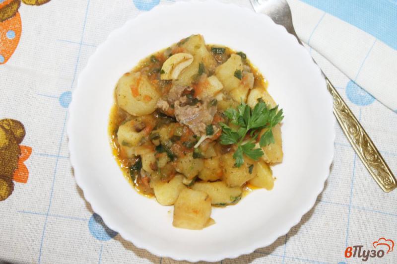 Фото приготовление рецепта: Тушеный картофель с телятиной и шпинатом шаг №6