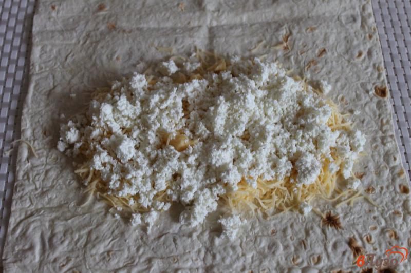 Фото приготовление рецепта: ПП лаваш с творогом, твердым сыром и шпинатом шаг №3