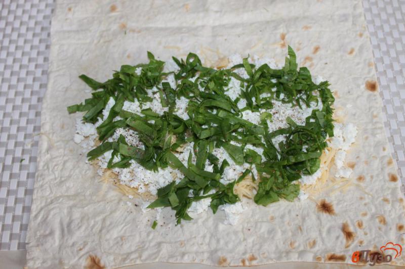 Фото приготовление рецепта: ПП лаваш с творогом, твердым сыром и шпинатом шаг №4