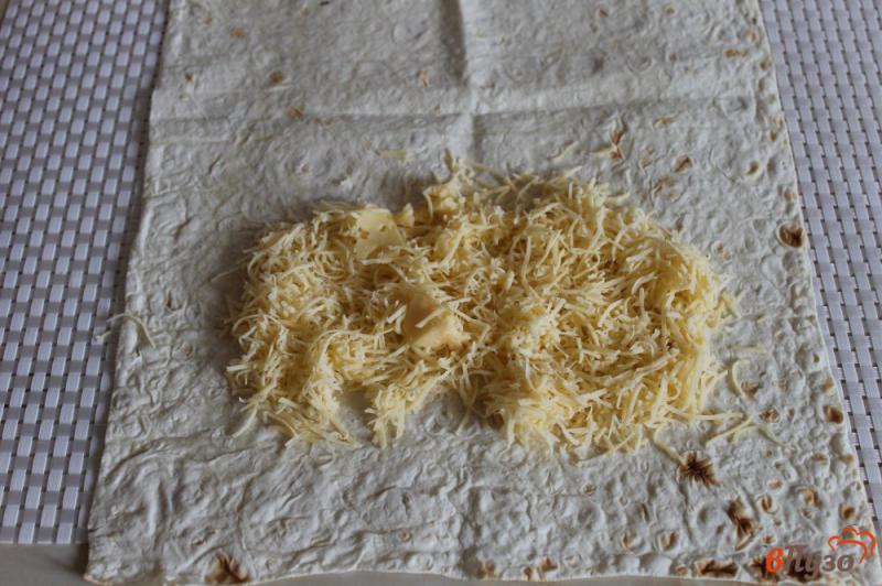 Фото приготовление рецепта: ПП лаваш с творогом, твердым сыром и шпинатом шаг №2