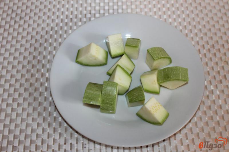 Фото приготовление рецепта: Салат из кабачков, листового салата и вяленого мяса шаг №2
