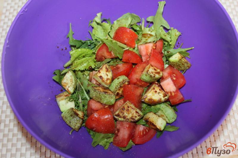 Фото приготовление рецепта: Салат из кабачков, листового салата и вяленого мяса шаг №5