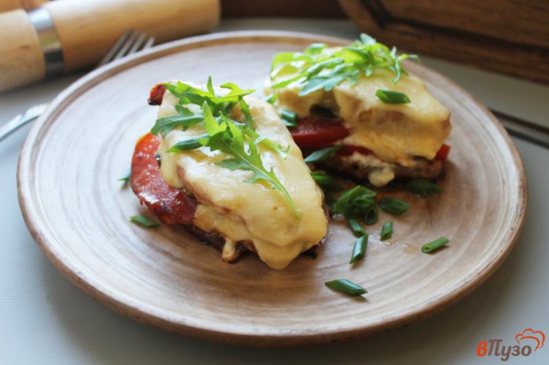 Фото приготовление рецепта: Мясные сэндвичи с грибами и помидорами шаг №5
