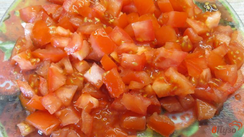 Фото приготовление рецепта: Салат с помидорами шаг №1