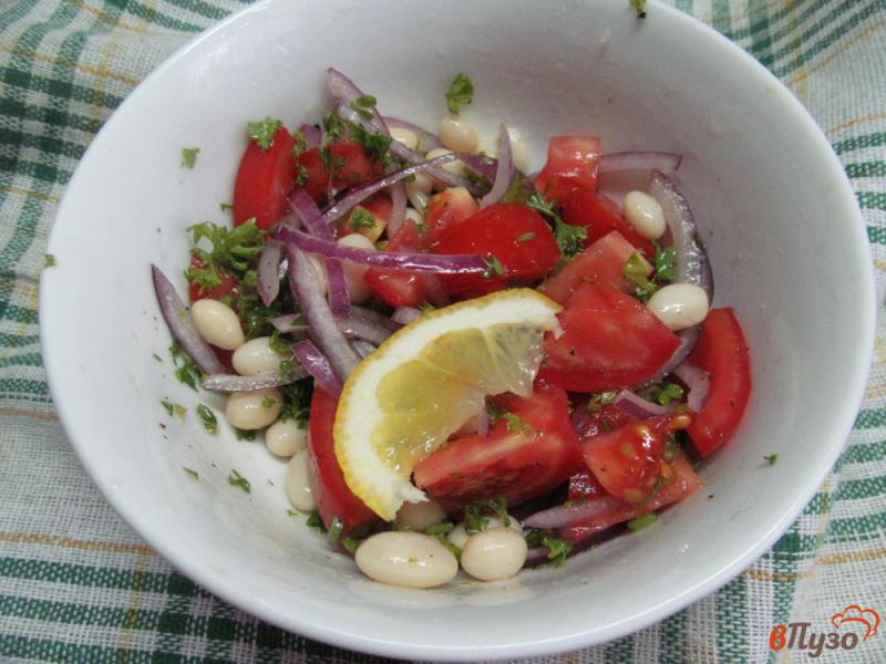 Фото приготовление рецепта: Салат с фасолью овощами и сыром фета шаг №4