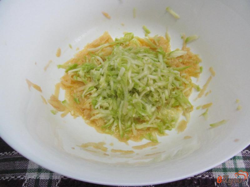 Фото приготовление рецепта: Закусочный торт из кабачка с шампиньоном шаг №3