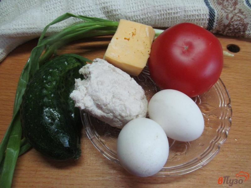 Фото приготовление рецепта: Салат «Майский» из курицы с сыром и овощами шаг №1