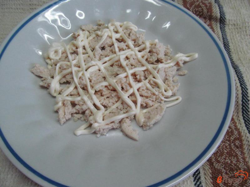 Фото приготовление рецепта: Салат «Майский» из курицы с сыром и овощами шаг №2