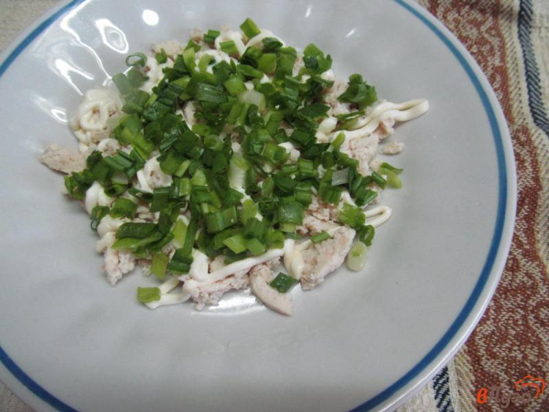 Фото приготовление рецепта: Салат «Майский» из курицы с сыром и овощами шаг №3