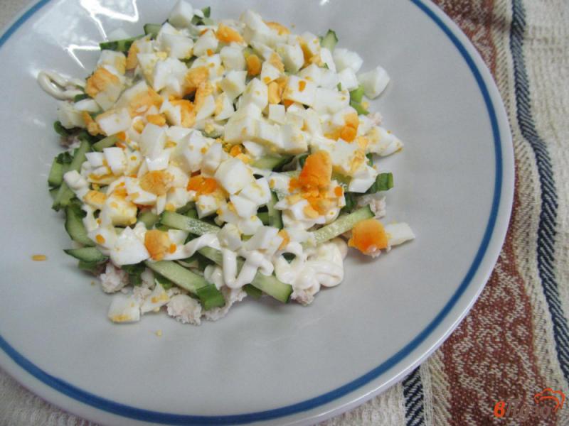 Фото приготовление рецепта: Салат «Майский» из курицы с сыром и овощами шаг №5