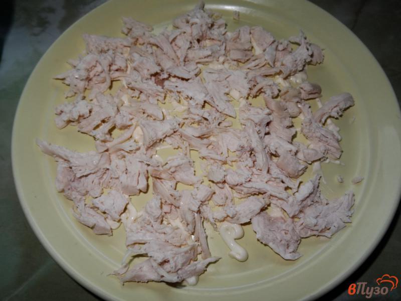 Фото приготовление рецепта: Слоеный салат с курицей и кукурузой шаг №4