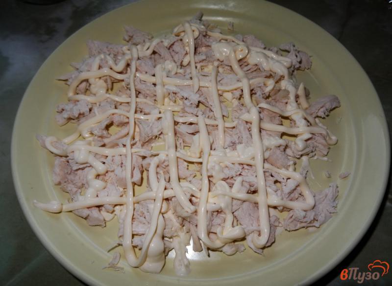 Фото приготовление рецепта: Слоеный салат с курицей и кукурузой шаг №5