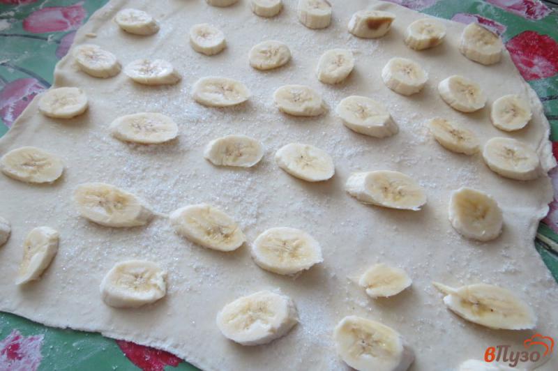 Фото приготовление рецепта: Розочки из теста с бананом шаг №2