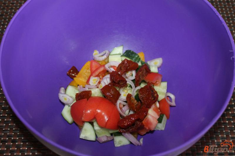 Фото приготовление рецепта: Салат с вялеными томатами шаг №3