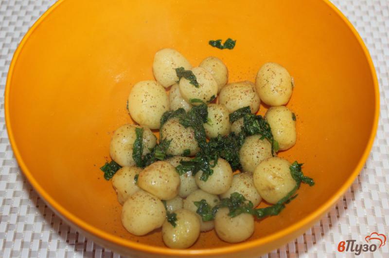 Фото приготовление рецепта: Молодой картофель со шпинатом шаг №5