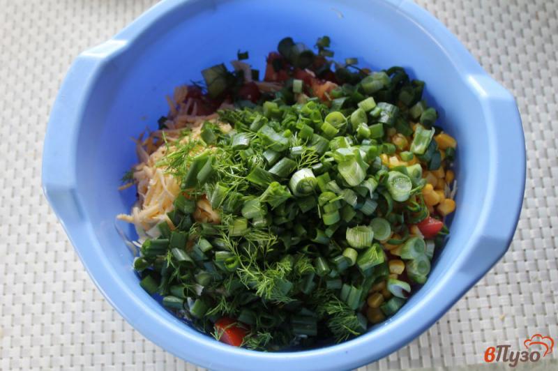 Фото приготовление рецепта: Салат из молодой капусты с курицей и кукурузой шаг №5