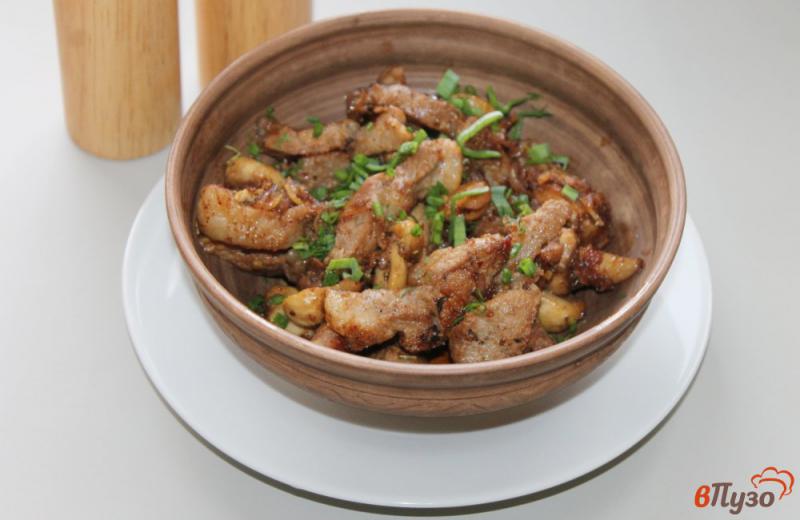 Фото приготовление рецепта: Жареная свинина с грибами и луком тушеная в соевом соусе шаг №7