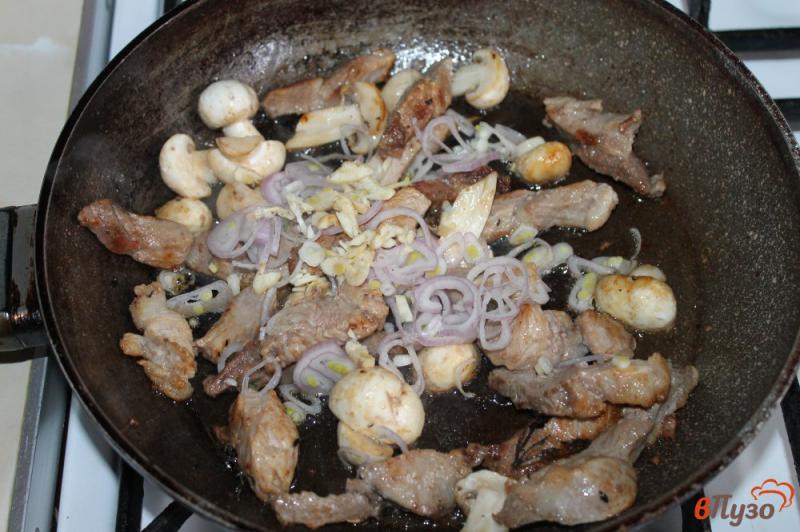 Фото приготовление рецепта: Жареная свинина с грибами и луком тушеная в соевом соусе шаг №5
