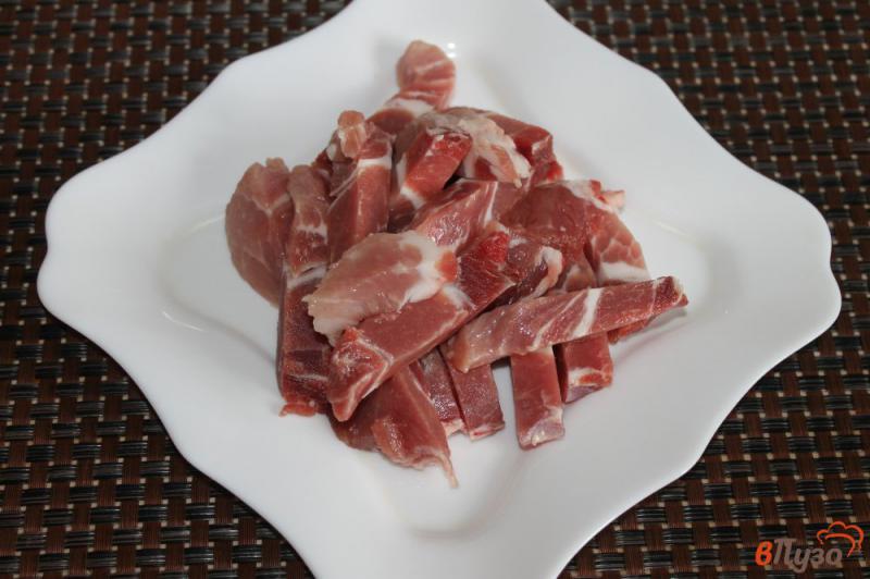 Фото приготовление рецепта: Жареная свинина с грибами и луком тушеная в соевом соусе шаг №1