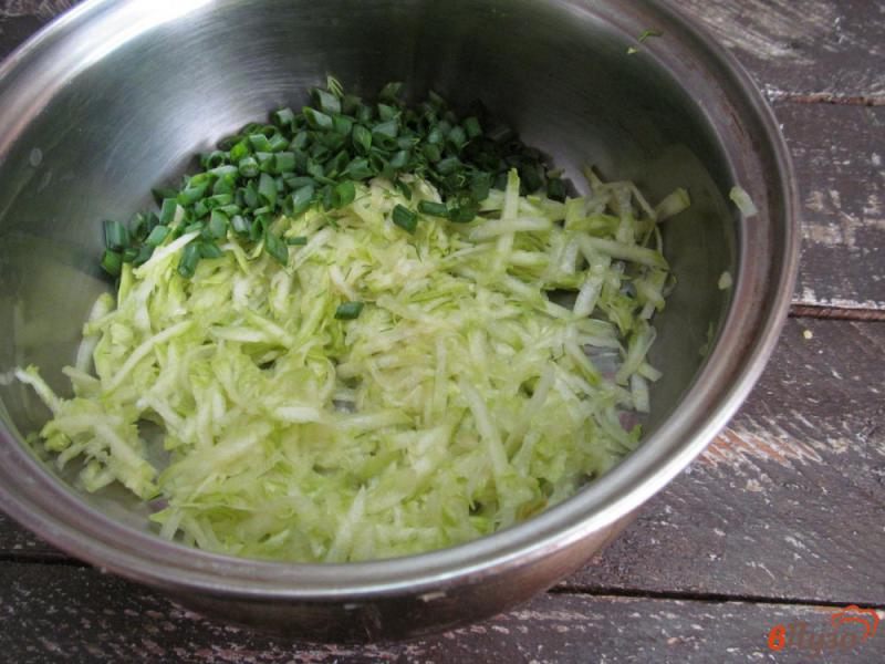 Фото приготовление рецепта: Суп с кабачком манной крупой и копченым сыром шаг №1