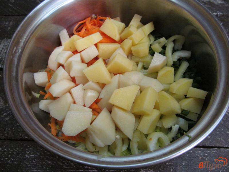 Фото приготовление рецепта: Суп с кабачком манной крупой и копченым сыром шаг №3