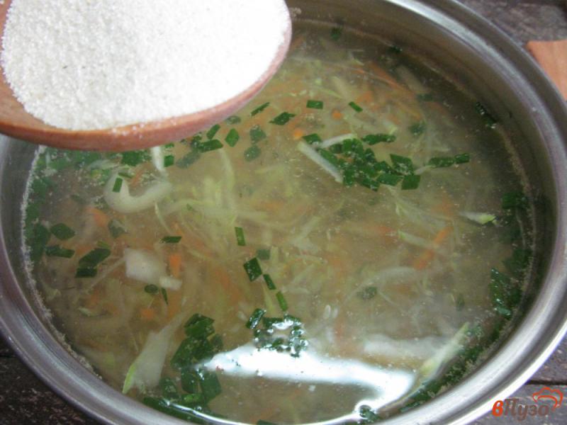Фото приготовление рецепта: Суп с кабачком манной крупой и копченым сыром шаг №7