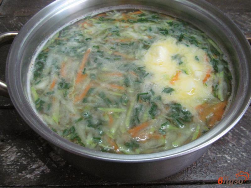 Фото приготовление рецепта: Суп с кабачком манной крупой и копченым сыром шаг №8