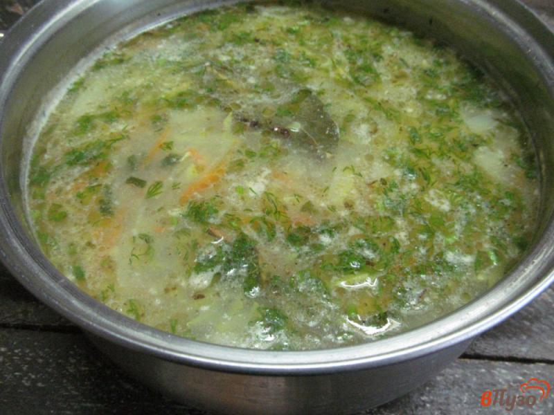 Фото приготовление рецепта: Суп с кабачком манной крупой и копченым сыром шаг №9