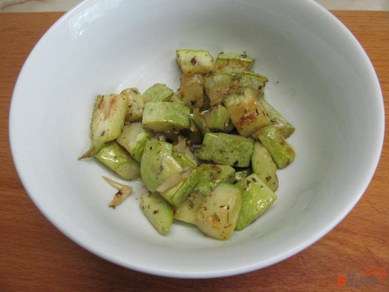 Фото приготовление рецепта: Салат из кабачка с сыром «фета» шаг №4