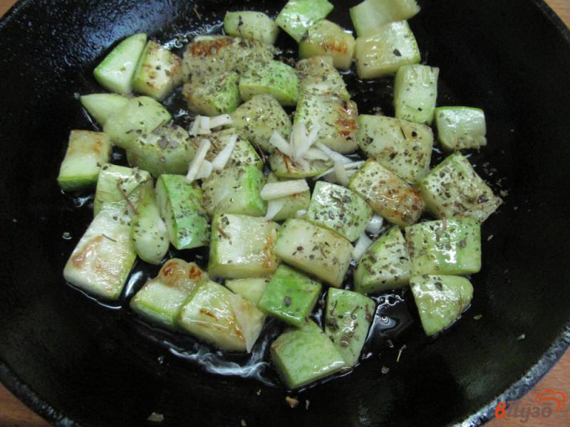 Фото приготовление рецепта: Салат из кабачка с сыром «фета» шаг №3