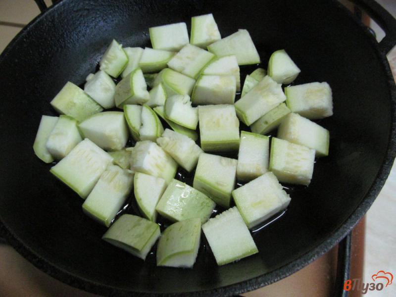 Фото приготовление рецепта: Салат из кабачка с сыром «фета» шаг №2