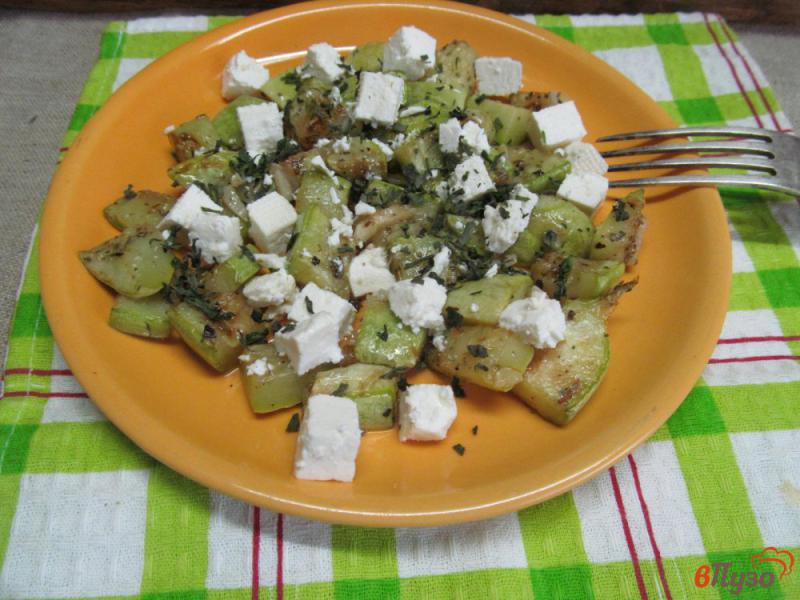 Фото приготовление рецепта: Салат из кабачка с сыром «фета» шаг №7