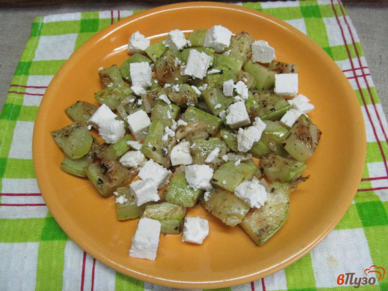 Фото приготовление рецепта: Салат из кабачка с сыром «фета» шаг №6