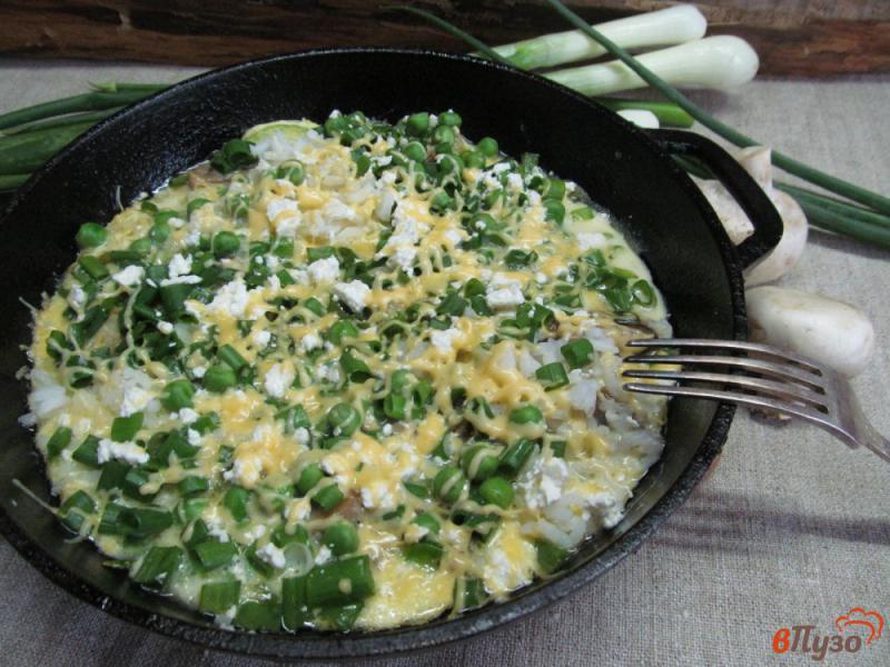 Фото приготовление рецепта: Фриттата - омлет с рисом кабачком и грибами шаг №8