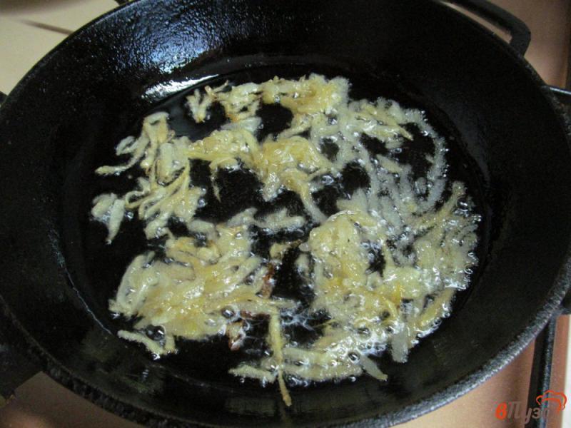 Фото приготовление рецепта: Рулет из лаваша с начинкой из жареного картофеля и бужениной шаг №2