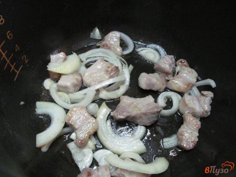 Фото приготовление рецепта: Тушеный картофель с кабачком и свининой шаг №2